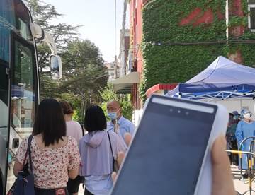 人們在街道上描述已自動生成