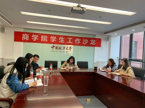 餐廳裡的人們描述已自動生成