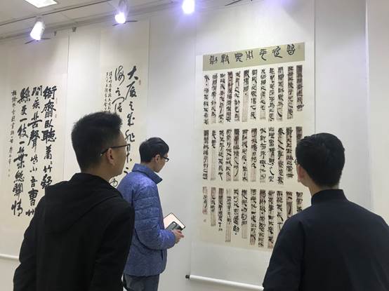 圖片包含 人員, 站立, 牆壁, 男士描述已自動生成