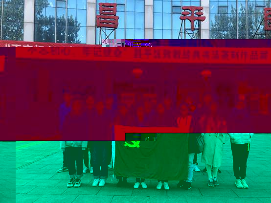 圖片包含 戶外, 建築物, 人員, 道路描述已自動生成