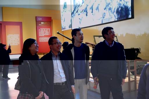 圖片包含 人員, 牆壁, 室内, 站立描述已自動生成